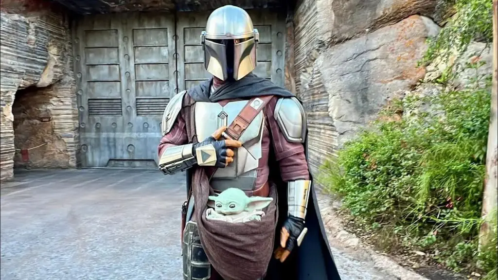 Mandalorian and Grogu at Galaxy's Edge