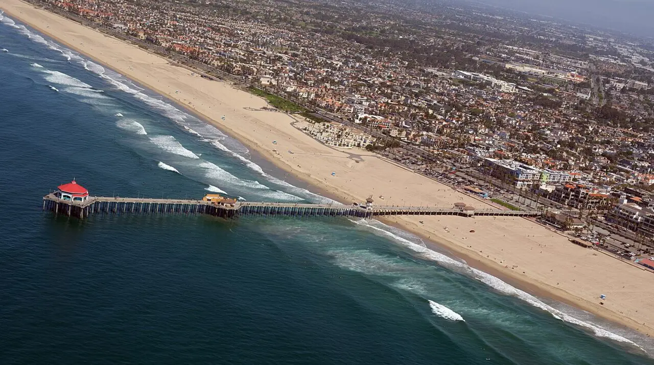Huntington Beach Pier and Pier Plaza, home of free Surfin' Sundays outdoor concerts